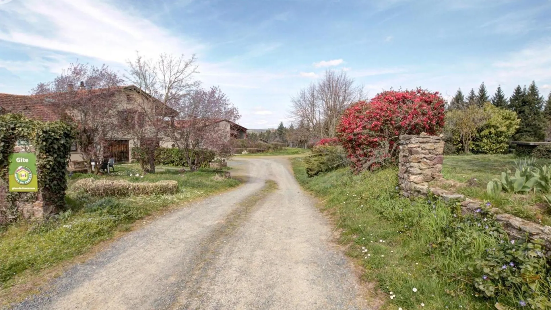 Gite Chaleureux Avec Cheminee, Grande Terrasse, Jeux Pour Enfants Et Promenades A Dos D'Anes - Fr-1-496-283 Saint-Medard-en-Forez 0*,  France
